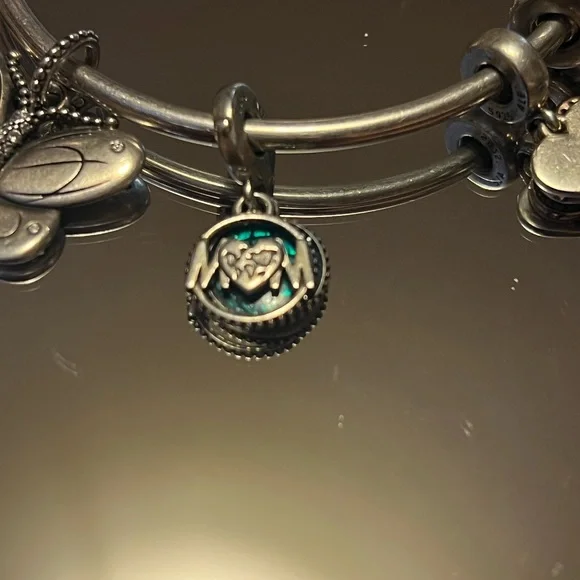 Authentic PANDORA Celestial
Limited Edition 925 Bangle with 4 charms for mom - Picture 5 of 16